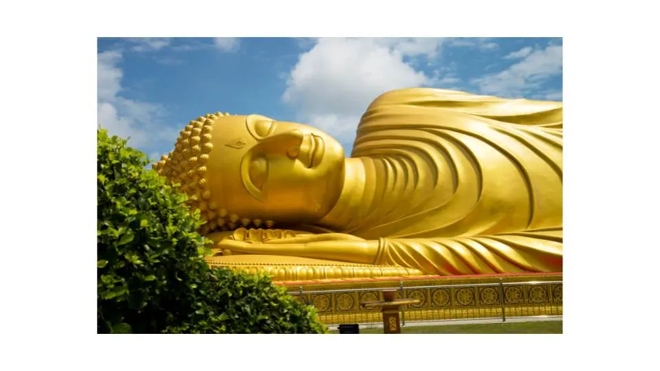 横たわる金色の仏像